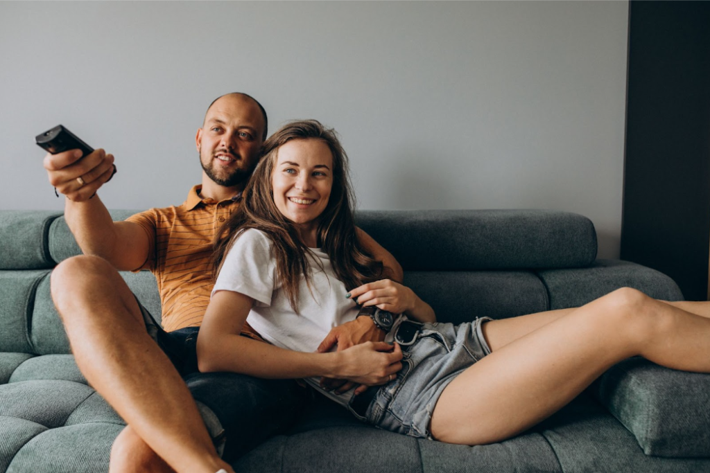 casal assisindo iptv gratis 6 horas